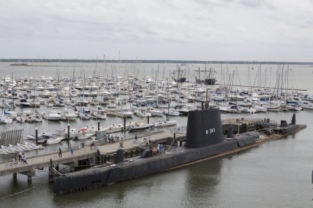 Bij het vliegdekschip liggen ook nog wat andere bootjes